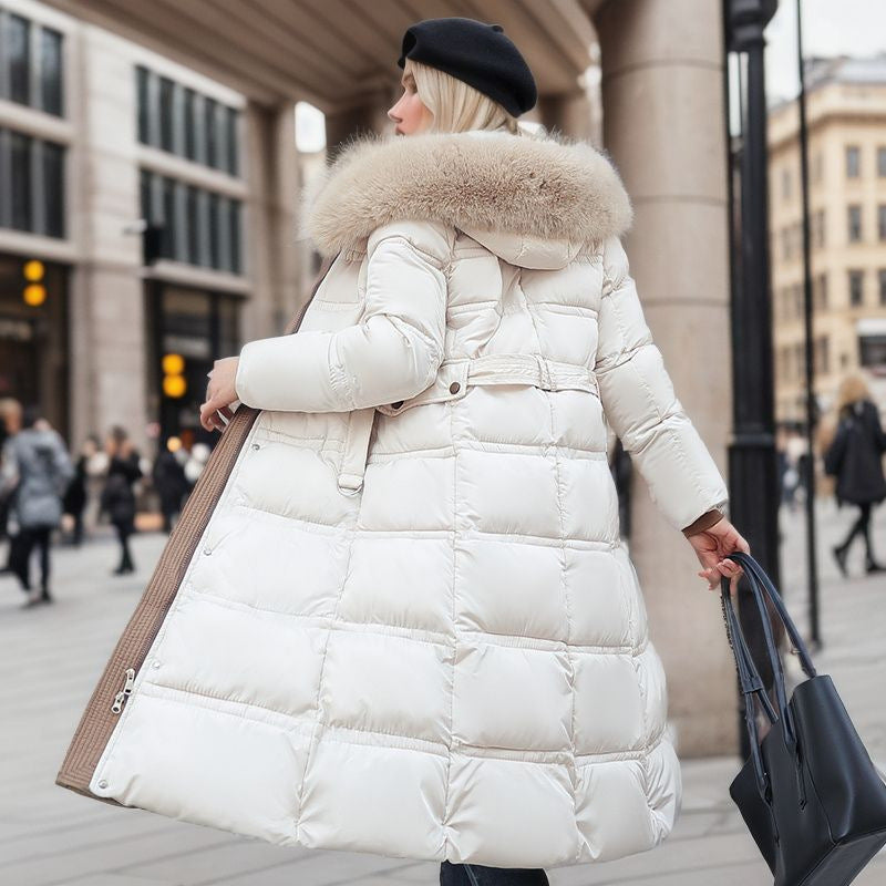 Schlanke lange Winterjacke mit Pelzkapuze und Gürtel – modischer, einfarbiger Kapuzenmantel für Damen