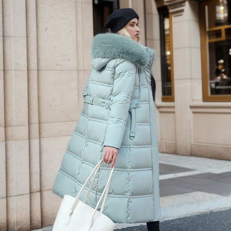 Schlanke lange Winterjacke mit Pelzkapuze und Gürtel – modischer, einfarbiger Kapuzenmantel für Damen