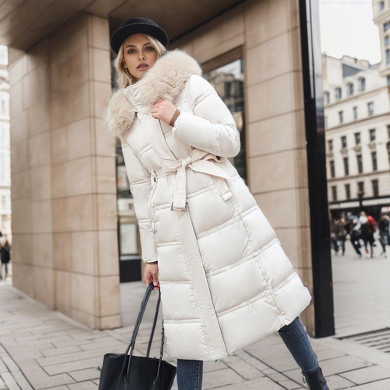 Schlanke lange Winterjacke mit Pelzkapuze und Gürtel – modischer, einfarbiger Kapuzenmantel für Damen